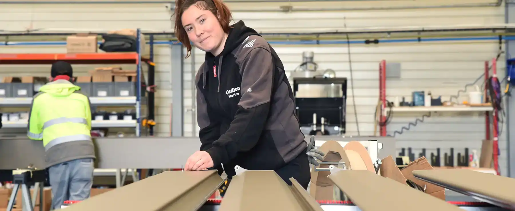 femme travaillant dans un atelier de pergola femme travaillant dans un atelier de pergola
