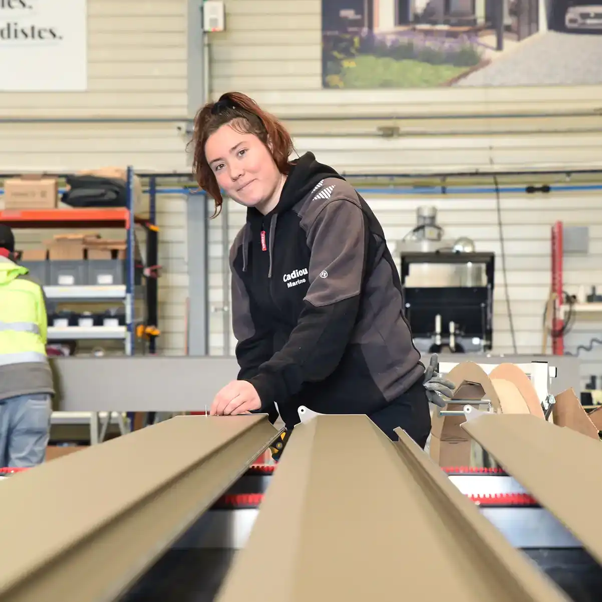 femme travaillant dans un atelier de pergola femme travaillant dans un atelier de pergola