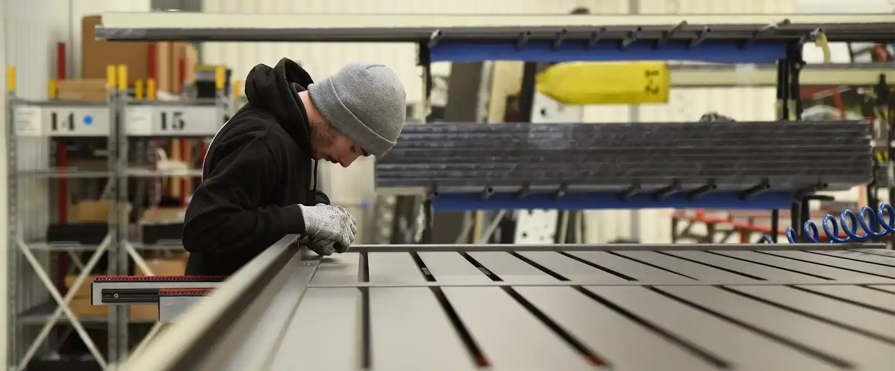 homme qui travaille sur un portail homme qui travaille sur un portail